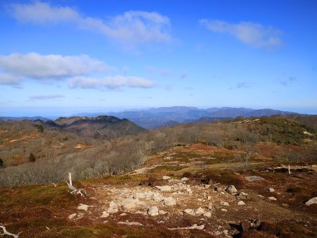鈴鹿山脈の山々と奥が伊吹山だと思われる