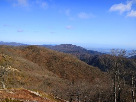 向こう側に見てる山は釈迦ヶ岳かな！？方角的にそういう気がするけど・・・
