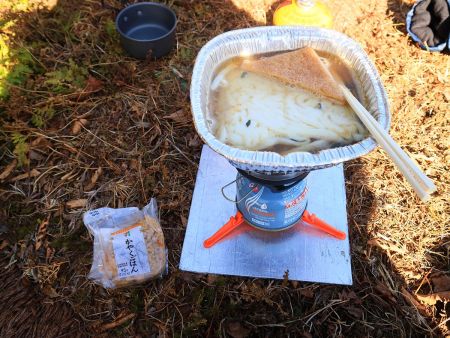 本日の昼食は鍋焼きうどんとかやくごはん。ガスがなくなってて温めるのにちょっと時間がかかった