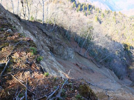 尾根の途中でかなり崩れた場所があった。落ちたら一発アウトだね