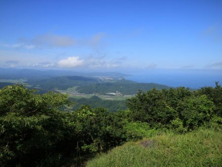 さて、次があるので下山を開始。こっち側も日本海が見えるのね