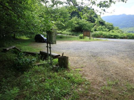 依遅ヶ尾山登山口まで下ってきた。じゃあ次の山へレッツゴー