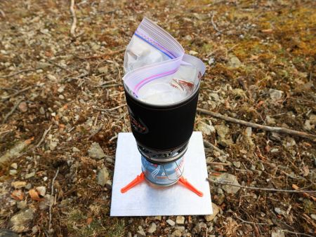 今日はLEE10倍のカレーとご飯を温める。寒いので辛さがあると体も温まる