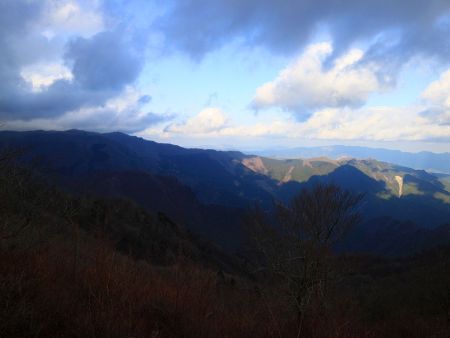 霧降山からの展望。台高山脈が見えてるのかな！？見えてるとしたら明神岳とかあの付近かな