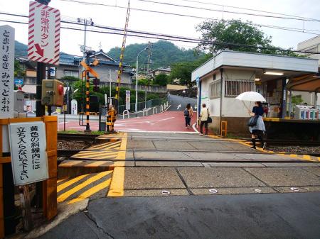 額田駅横の踏切を渡って真っすぐ進んでいく