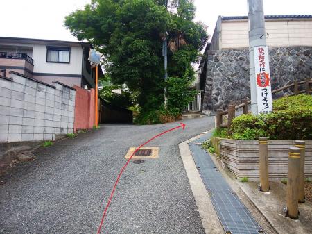 ここは右なりにいくので右へ進んでいく