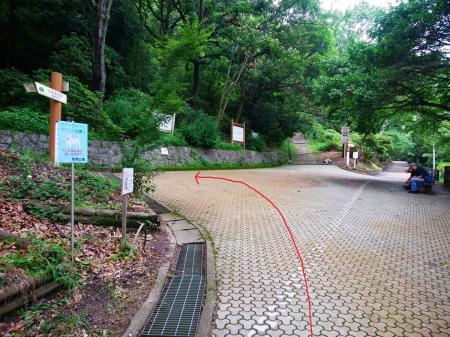 ここも道標通りに大きく左に折れる