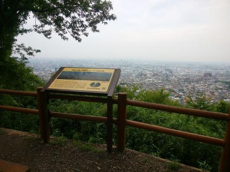 中展望台に到着。今日は霞んでいるけど、かすかにあべのハルカスは見えた