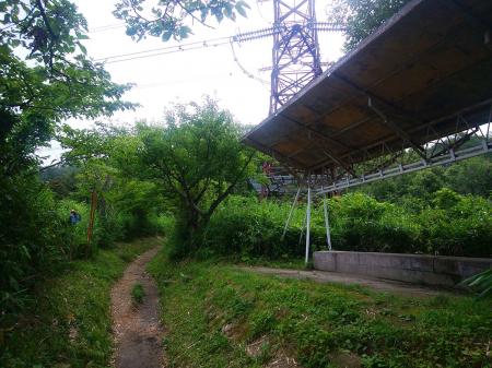 登山道の途中に鉄塔と屋根付きの休憩所！？みたいなのがあった