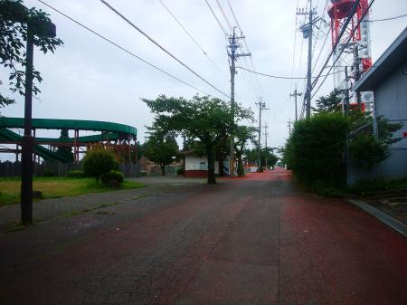 まだ遊園地は営業してないけど中に入ることはできた。SLの乗り物のところが山頂なのでそこへ向かう