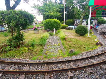 ここが一応生駒山山頂(642.3m)で三角点がある。三角点は乗り物施設の中なので近づくことはできない