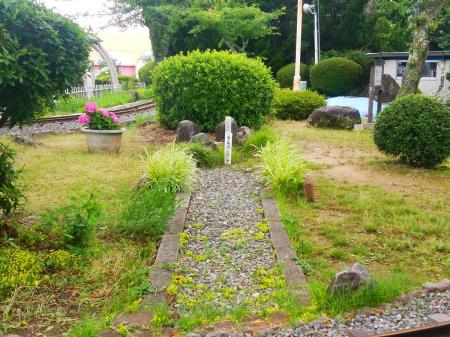 三角点をズームしてみる。中に入れたら雪村あおいちゃんを撮影したのにね