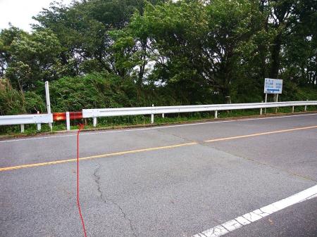 北入口から道路を渡ってガードレールの隙間から山道に入っていく