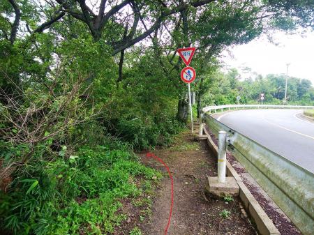 ガードレール沿いの道からここを左に曲がる