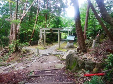 興法寺に到着。中に入って覗いてみたけど珍しいものはなかった