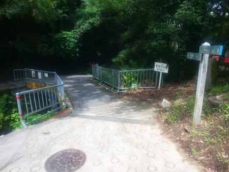 すなくら橋を渡ると道路歩きがはじまる。登りはこっちでなくてよかった