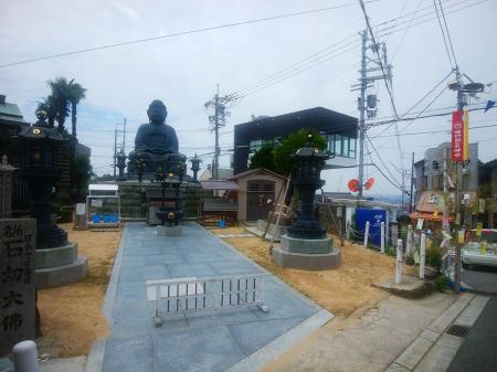 石切大佛ではなく、右側の浮いてるような珍しい建物って以前、テレビでやってたカフェだと思いだした。ここを左に曲がって駐車場へ戻る