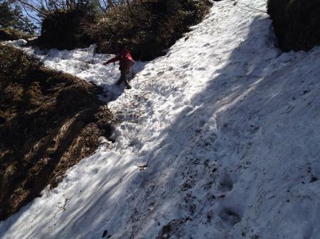 ちなみに行きでS嬢が撮影した私のトラバース。これみると斜面がヤバいのがわかる