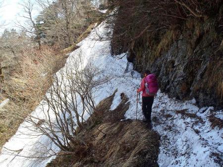 キレット手前でかなり危険なトラバース地点。これ落ちたらタダではすまない。100mほどだが慎重にわたった。S嬢もかなりビビリまくり