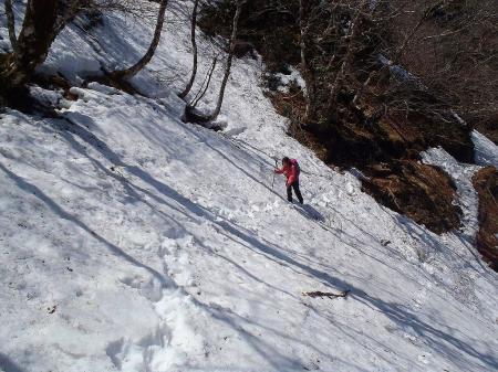 山頂直下あたりのまたトラバース地点。そこまで危険ではなかったが、やはり慎重にいく