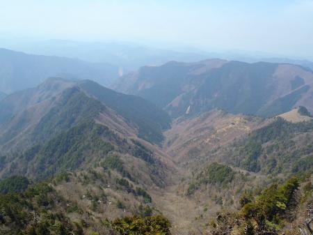 山頂のとなり（北側）にあるピークから展望の良いところ発見