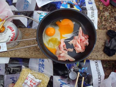 続いて卵2個と肉を焼く