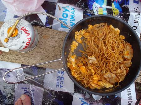 焼きソバの完成、めっちゃイイ匂い。やはりめちゃくちゃ美味かった