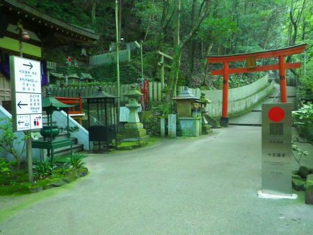 境内のこの赤い鳥居を進んでいく