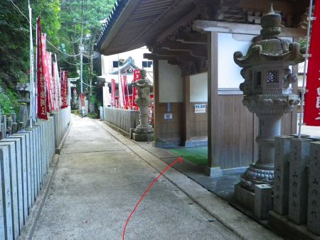 この右側の中へ入っていく。本当に入山口がわかりにくいと思われる