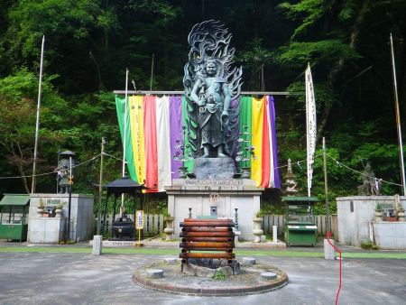 不動明王の像かな？向かって右側の奥に行って右に曲がる