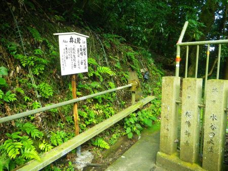 ここが入山口で登山道になる。この入山口は本当にわかりにくいので注意