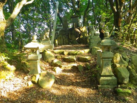 経塚権現山の山頂(550m)に到着。左右にあるのはコマ犬かな？