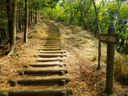 頂上まで５００段って、どれだけ階段が続くんだって感じで息切れ状態