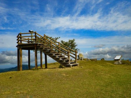 磯砂山の山頂に到着。展望台があるけどわざわざあがらなくても３６０度のパノラマ展望なので必要なさそう　1