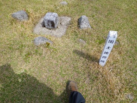 磯砂山の山頂三角点があったので撮影しておいた