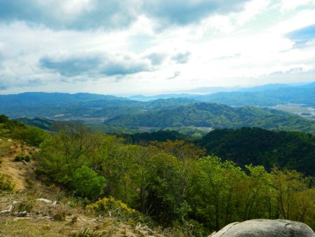天橋立方面の展望。わずかに天橋立が見えて右側の三角の山が青葉山だと思われる