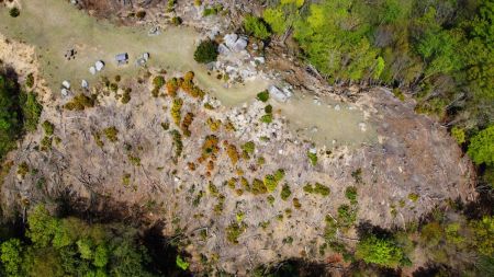 山頂は結構広くてベンチもあって上空からみてもいい感じ