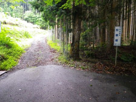 石金山登山道のほうへ登っていく