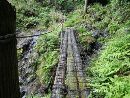 この橋を渡るんだけど、ボロボロで不安になるが意外と橋はしっかりしていた