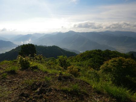こっち側は前回登った三尾山と五台山かな！？こうやってみてみるとよくわからない
