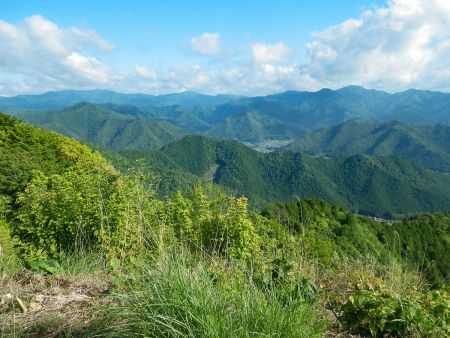 右側の高い山が先日登った西脇市最高峰の西光寺山かな！？