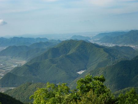 手前のピークが至山かな？本当はこっちのコースを歩いてもよかったんだけど、まああまり面白そうでもなかったし、今回はリハビリだから辞めておいた