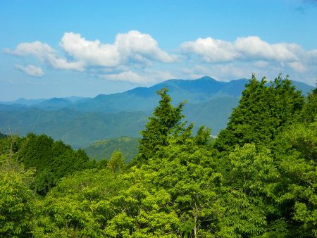 雲がはけてきてこの付近で一番高い山が姿をハッキリあらわした。この付近で高い山といえばやっぱり西光寺山かな！？