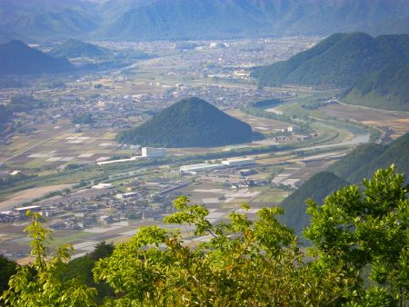 このポツンとした独立峰は何の山か最後までわからなかった。調べてみたけど結局わからなかったけど無名の山というわけではなさそう