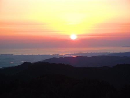 淡路島のほうに沈む夕日もこのように見える（2010年撮影）