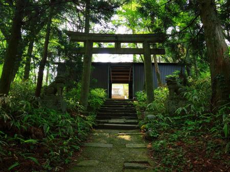 鳥居と小屋みたいなところを抜けるが、こんなところがあったのは知らなかった
