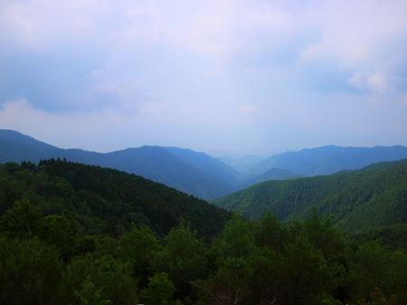 こっちは和歌山方面かな。やっぱ霞んでいて何かわからない