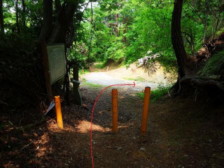 ここで舗装道にでる。直進しそうだけどここは右へ下っていく。おそらく直進は行き止まりになると思う