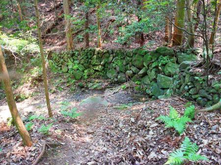 この石垣のところまでくるとあともう少しで登山道が終わる