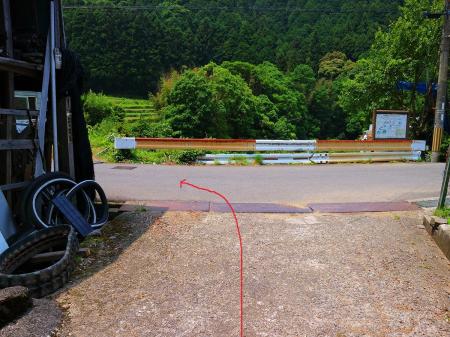 Bコースの登山口と思われる場所に出た。ここから道路を左に行って春日橋に戻る